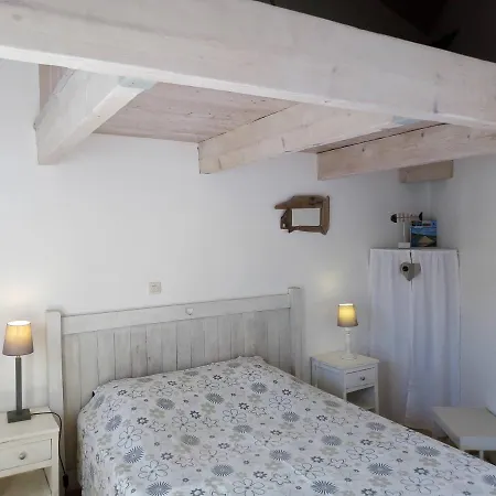 Les Bois Flottes En Re Bed & Breakfast 3*